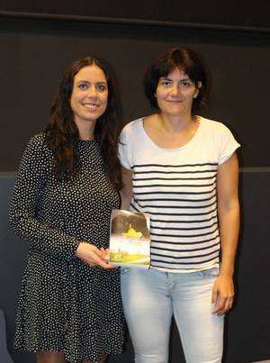 La escritora abderitana Ángela Oliva ha presentado su segunda novela titulada 'Al otro lado del océano'