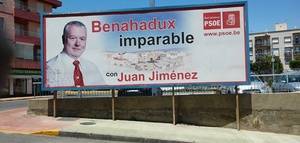 El PSOE de Benahadux retira una valla electoral cinco años después de las elecciones municipales y tras reiteradas denuncias del PP