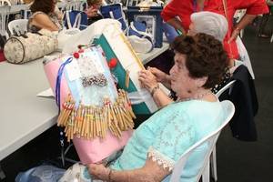 Más de 250 encajeras participan en el VI Encuentro Provincial de Encajeras de Bolillo de Roquetas de Mar