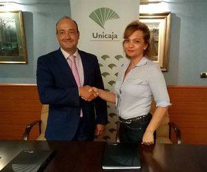 Unicaja apoya al colectivo de 500 agricultores y ganaderos de UPA-Almería con la firma de un convenio