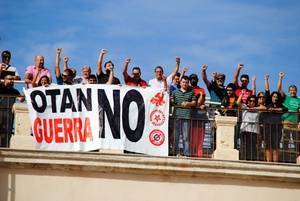 El PCA despliega una pancarta en la Plaza Vieja para rechazar las maniobras de la OTAN en Almería