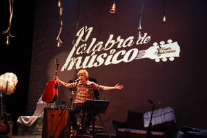 Mikel Erentxun se ganó el corazón del público, que llenó el teatro Apolo