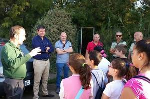 Escolares abderitanos participan en una ruta para conocer las aves que habitan en las Albuferas