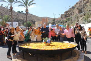 Multitudinaria paella popular con música y baile en la feria de Gádor