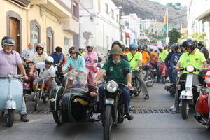 Las motos antiguas recorren Gádor en Feria causando gran expectación