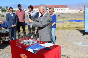 El alcalde de Roquetas pone la primera piedra del parque Los Bajos que da inicio a "una nueva ciudad"