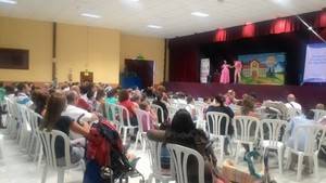 Más de 200 niños aplauden el Teatro coeducativo “Yo no quiero ser una princesa rosa” en Cuevas