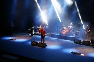 MClan muestra su energía en un concierto vibrante en el Teatro Auditorio de Roquetas