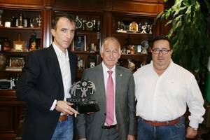 El alcalde presenta el nuevo trofeo que se entregará en la XV Gala del Deporte de Roquetas de Mar