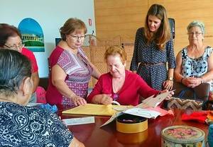 Cerca de un centenar de mayores ejidenses participan en los talleres de manualidades dirigidos a desarrollar habilidades