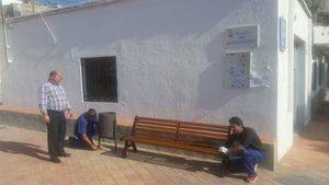 Instalación de mobiliario en la Plaza del Barranquillo de la villa de Vícar