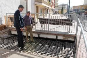 El Ayuntamiento de Adra remodela la rejilla de la Rambla de las Cruces