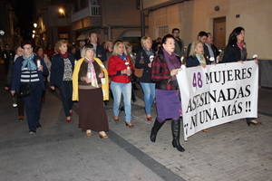 Una marcha silenciosa finaliza los actos en repulsa de la violencia contra las mujeres en Roquetas