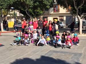 Una decena de aficionados al patinaje exhiben sus habilidades en el Parque del Paseo Marítimo de Adra