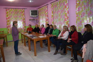 Mujeres de Gádor participan en un curso sobre derechos de los usuarios de telefonía