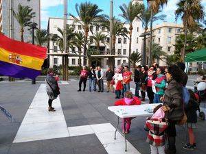 IU UP organiza un acto por la paz en la Plaza de las Velas de Almería