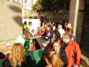 El Ayuntamiento extiende el tradicional reparto de 2.000 pascueros a los barrios de Nueva Andalucía, El Alquián y La Cañada