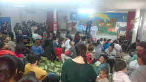 Niños, madres de alumnos y educadores de la Escuela Infantil de Los Almendros participan de la Navidad escenificando un belén viviente