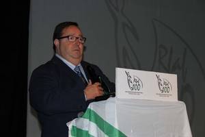 La Federación de Fútbol premia a José Juan Rubí por su trayectoria como presidente del CD Roquetas