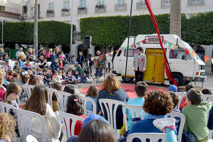 El teatro de sombras y el humor llevan la ilusión a los niños en el Festival Infantil