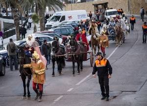 Los Reyes Magos llegan a Tabernas en las cuadrigas de Astérix y Obélix acompañados por un séquito de romanos