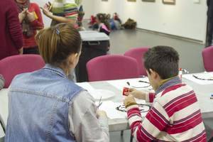 La Fundación Unicaja organiza en Almería su ciclo de talleres de Arteterapia para niños y adultos con discapacidad intelectual