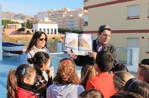 El Ayuntamiento de Adra divulga la historia y patrimonio del municipio entre los escolares