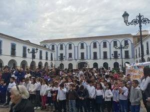 La delegada territorial de Educación celebra el Día de La Paz con los alumnos de los centros educativos de Berja