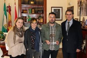 El Alcalde de Berja recibe al ganador de los Premios Picasso