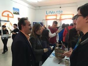 Los delegados de Educación y Turismo inauguran la II Feria de Turismo del IES Almeraya que se celebra bajo el lema “Almería Costa: Brisas, Sol y Corazón”