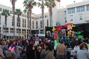 El Ejido vive el Carnaval llenando de color la Plaza Mayor