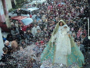 La Virgen de la Candelaria es recibida a su paso con miles de 'papelicos'