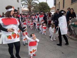 Los más pequeños celebran su desfile de carnaval en Cuevas