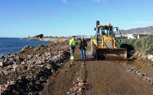 El Ayuntamiento de Adra acomete trabajos de adecuación tras los temporales de viento