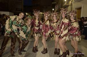 Espectacular desfile de comparsas para clausurar el carnaval de Cuevas