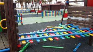 Destrozan parques infantiles en Adra