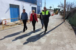 Cabrera comprueba el desarrollo de las obras en la calle Paco Ojeda de Roquetas