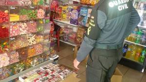 Intervenidas 250 cajetillas de tabaco ilegal en una tienda de chuches y un locutorio