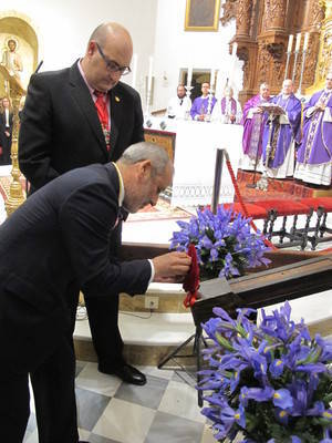 El Ayuntamiento de Vera impone la Medalla de Oro de la ciudad al Santísimo Cristo de la Misericordia