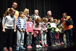 Escolares vicarios se vuelcan con la ONG Ayudemos a un Niño, y con la magia de Mago Moebius