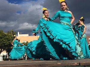 Espléndida jornada de convivencia en la Plaza Anfiteatro de La Gangosa en del Día de Andalucía