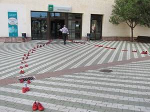 El Hospital de Poniente celebra el Día Internacional de las Mujeres con la muestra ‘Zapatos Rojos’