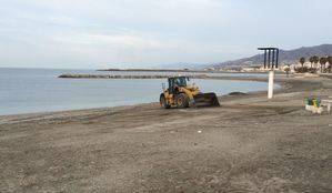 El Ayuntamiento de Adra pone a punto las playas del municipio para Semana Santa