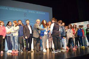 Antonio Bonilla apoya las peticiones de Feral para garantizar el agua que necesita la agricultura de Almería, a un precio justo