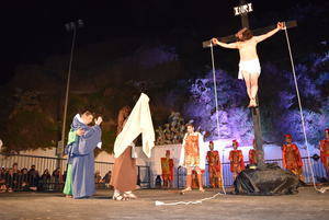 Miles de personas acompañan en Gádor a Cristo en su pasión y muerte