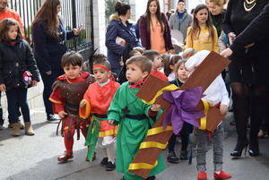 Los niños de la guardería procesionan la Cruz por las calles de Gádor