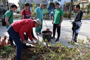 Asprodesa y alumnos de la Escuela Agraria colaboran en la plantación de árboles en el Bulevar Ciudad de Vícar y en el de La Paz