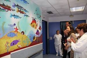 El Hospital Torrecárdenas y la Asociación Argar mejoran la decoración del área de Oncología Pediátrica