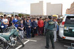 Charlas educativa y exhibiciones de la Guardia Civil para los alumnos del IES Puebla de Vícar