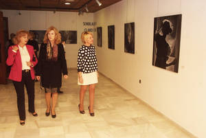 Exposición de Pilar Peciña en el Castillo de Santa Ana sobre perfiles y paisajes en color y ‘Semblanzas en claro oscuro’